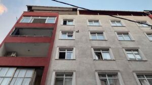 Küçükçekmece’de dehşet: Ailesini rehin aldı polisleri görünce camdan atladı