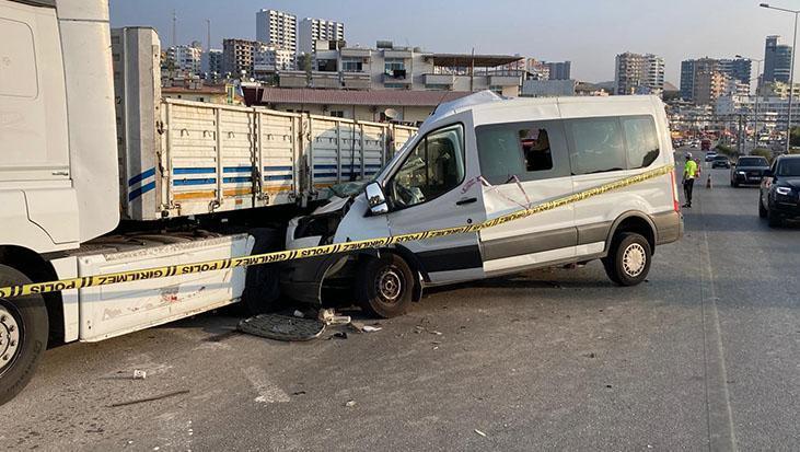 Mersin-Antalya Karayolu’nda Minibüs ve Tır Çarpışması: Yaşamını Yitirenler ve Yaralılar