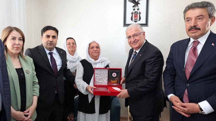 Milli Savunma Bakanı Yaşar Güler, Şırnak’ta şehit ailesini ziyaret etti.