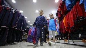 Okul Kıyafeti Sezonu Başlarken: Sade ve Uygun Fiyatlı Tercihler Öne Çıkıyor