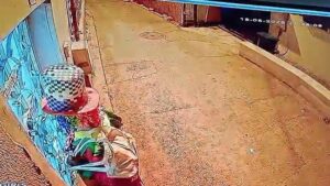 Palyaço Kıyafetiyle Sokakta Şüpheli Davranış: Çocuklar Korkuyla Evin İçine Kaçtı