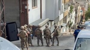 Şanlıurfa’nın Şehitkamil ilçesinde firari hükümlü yakalandı: Eve saklanan cezaevi firarisi etkisiz hale getirildi