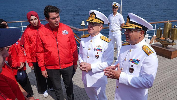 Savarona Yatı ve Milli Gemilerle Boğazlarda Görkemli Geçiş: Gençler Gözlemlerle Şahit Oldu