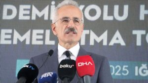 Ulaştırma Bakanı Uraloğlu: Zengezur ve Orta Koridor hedefleriyle bölgesel entegrasyon ve deprem yönetmeliği uyumu vurgulanıyor