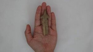 Ulucak Höyüğü’nde Neolitik Döneme Ait Tilki Postlu Figürün Keşfi ve Önemi
