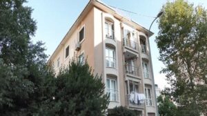 Ümraniye’de 5 katlı binanın çatısında yangın çıktı! Ekipler hemen müdahale etti