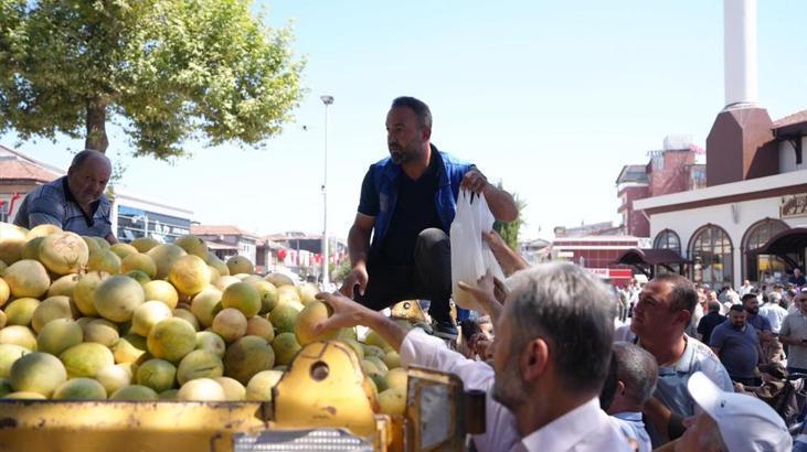 Yerli Tohumla Üretilen Minika Kavunlarıyla Halkla Buluşma: Düzce Belediyesi’nden Ücretsiz Dağıtım