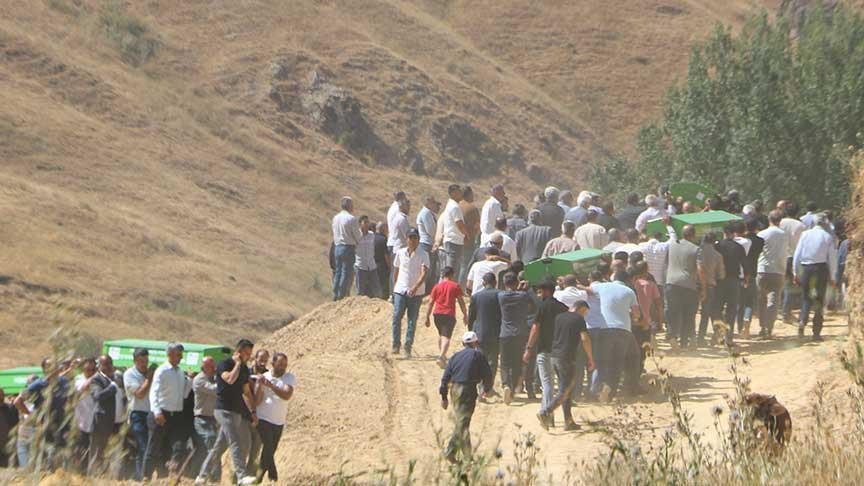 Yol Kazaʹsı: Hakkari-van Yolunda Trafik Çarpışması Sonrası Yaşamını Yitirenler ve Gidenlerin Ailesi