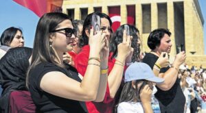 Zafer Bayramı Renkli Kutlamaları: Türkiye’nin Farklı Şehirlerinde Görüntülenen Coşku