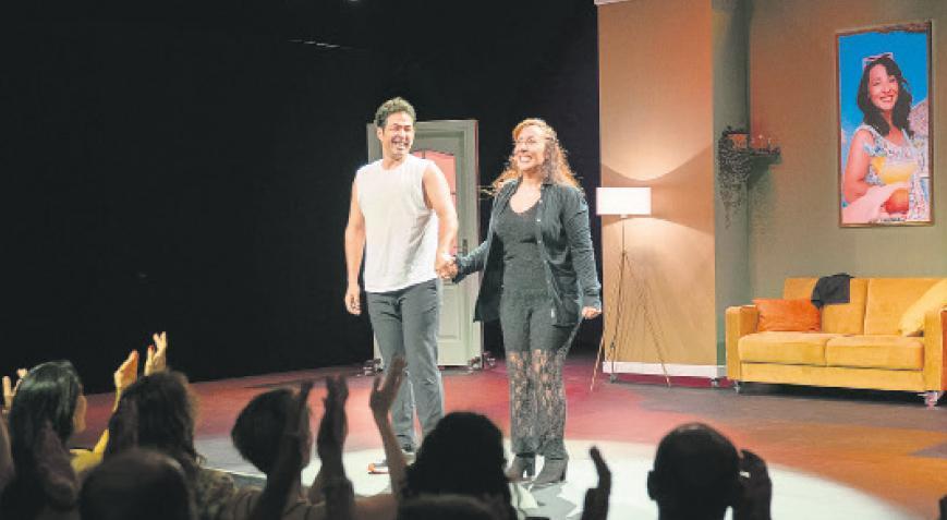 Açık İlişki: DasDas sahnesinde feminist mizahın güçlü bir terapi seansı