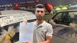 Adana’da Sürpriz Doğum Günü Sefası: Eşini Balonlarla Karşılayan İşçi İşten Atıldı