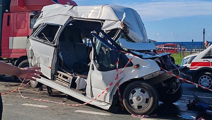 Arsin’de Işıkta Bekleyen Minibüse Çarpan TIR’dan 15 Yaralı