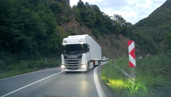 Artvin-Hopa Yolunda Yaşanan Tehlikeli Anlar: Yetkililerin Uyarısı ve Sürpriz Kaçış