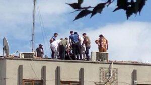 Çatıda Çalışan Polislerin İkna Çabasıyla Tehlike Atlatıldı: Ümraniye’de İntihar Girişimi