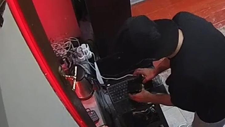 Cinsel sağlık dükkanında çalışan hırsızlık anları güvenlik kamerasında