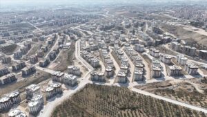 Deprem Bölgesindeki Yeniden İnşa Hamleleri: Konut, İş Yeri ve Köy Evlerinde Toplu Teslimatlar ile Şehir Merkezlerinde Geri Doğuş