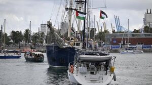 Gazze’ye doğru yola çıkan Küresel Sumud Filosu’nun Yeni Seyri: Açık denizdeki buluşmalar ve çok uluslu katılım