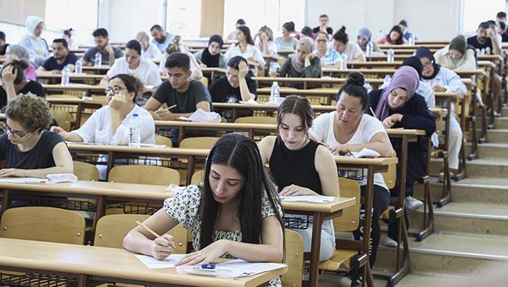 Genel Yetenek-Genel Kültür Oturumu İçin Adaylar Sınav Binalarına Erken Geldi: Heyecan ve Aile Desteği