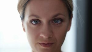 Göz Sağlığı ile Beyin ve Sinir Sistemi Arasındaki Etkileşimler: Ani Göz Şikayetlerinin Nedenleri