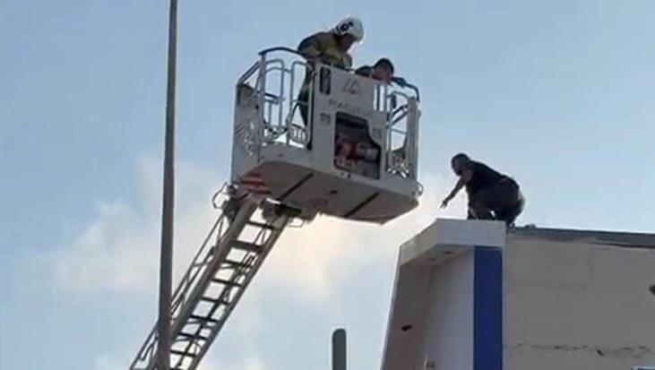 Hatay İstiklal Caddesi’ndeki Çatıda Tehdit Anları: İkna Edilen Şahıs Hastaneye Kaldırıldı