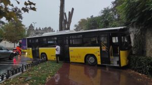 İETT Otobüsünün Yağışta Kayganlaşan Yolda Yaşanan Çarpışma ve Sonrası Olaylar