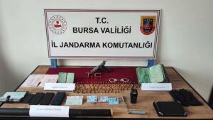İnegöl’de Jandarma Operasyonu: Sahte Basın Kartları ve Silah Ele Geçirildi