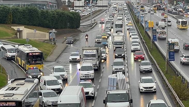 İstanbul Trafik Yoğunluğu: Yağışla Artan Akış Hızı ve Toplu Taşıma Zorluğu