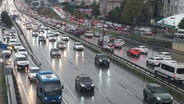 İstanbul’da Cuma Sabahı: Yağışın Ardından Oluşan Yoğun Trafik ve Taşıt Kuyrukları