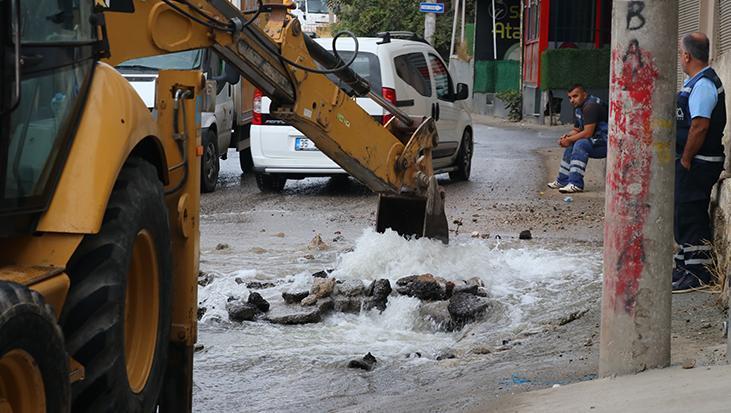 İzmir Karabağlar’da Patlayan Borunun Etkileri ve Vatandaş Tepkisi