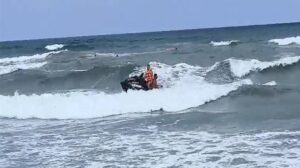 Karasu’da Boğulma Tehlikesi Yaşayan Kişi, Cankurtaranların Müdahalesiyle Kurtarıldı ve Gerçek Kimliği Ortaya Çıktı