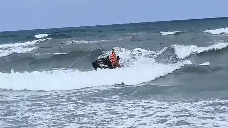 Karasu’da Boğulma Tehlikesi Yaşayan Kişi, Cankurtaranların Müdahalesiyle Kurtarıldı ve Gerçek Kimliği Ortaya Çıktı