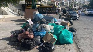 Karşıyaka’da Grev Krizi: Çöp Yığınları ve Kötü Koku Halkı Şok Etti