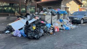 Karşıyaka’da Maaş ve Geçikmiş Tazminat Taleplerinde Yeniden Eylem: Sokaklar Çöpe Karıştı