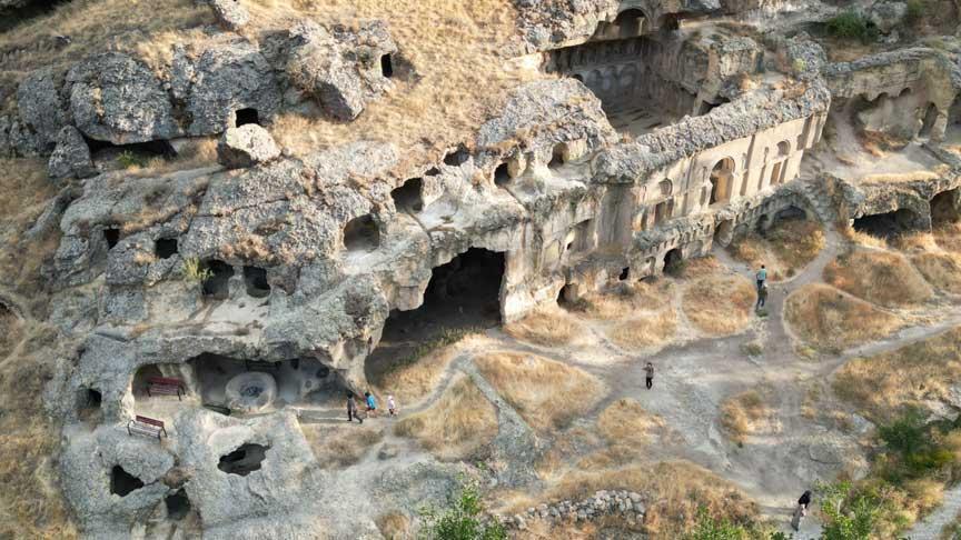 Kayadan Oyma Vadideki Tarihi Yapılar: Kilise, Camii ve Çok Katmanlı Yaşam