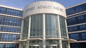 Kayseri Adliyesi’nde Hakaret ve Tehdit Davası: Köpek Gecikmesiyle Tartanışma ve Sonuçlar