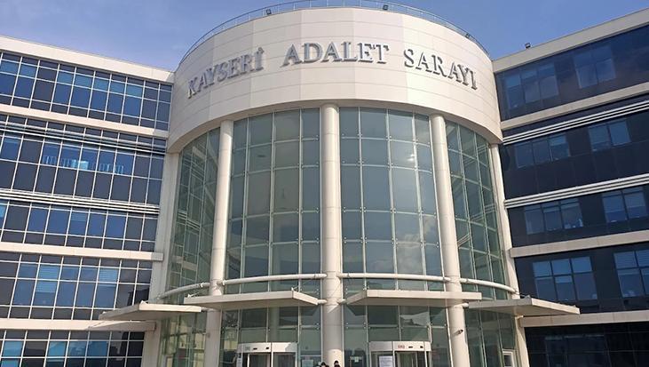 Kayseri Adliyesi’nde Hakaret ve Tehdit Davası: Köpek Gecikmesiyle Tartanışma ve Sonuçlar