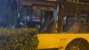 Kaza: Otomobil ile İETT Otobüsü Çarpıştı; Sürücü ve Şoför Hastanede