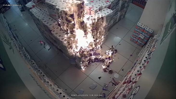 Nilüfer zincir marketinde çocuk kundakçının çıkardığı yangın paniği