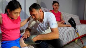 Okula Giderken Umut: Özge’nin Protez Macerası ve Toplanan Destek