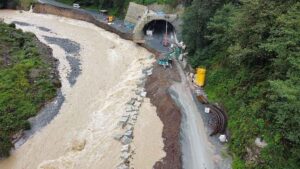 Rize ve çevresinde Yağış Sonrası Ulaşım ve Tahliye Çalışmaları: 32 Köy Yolu Yeniden Açıldı