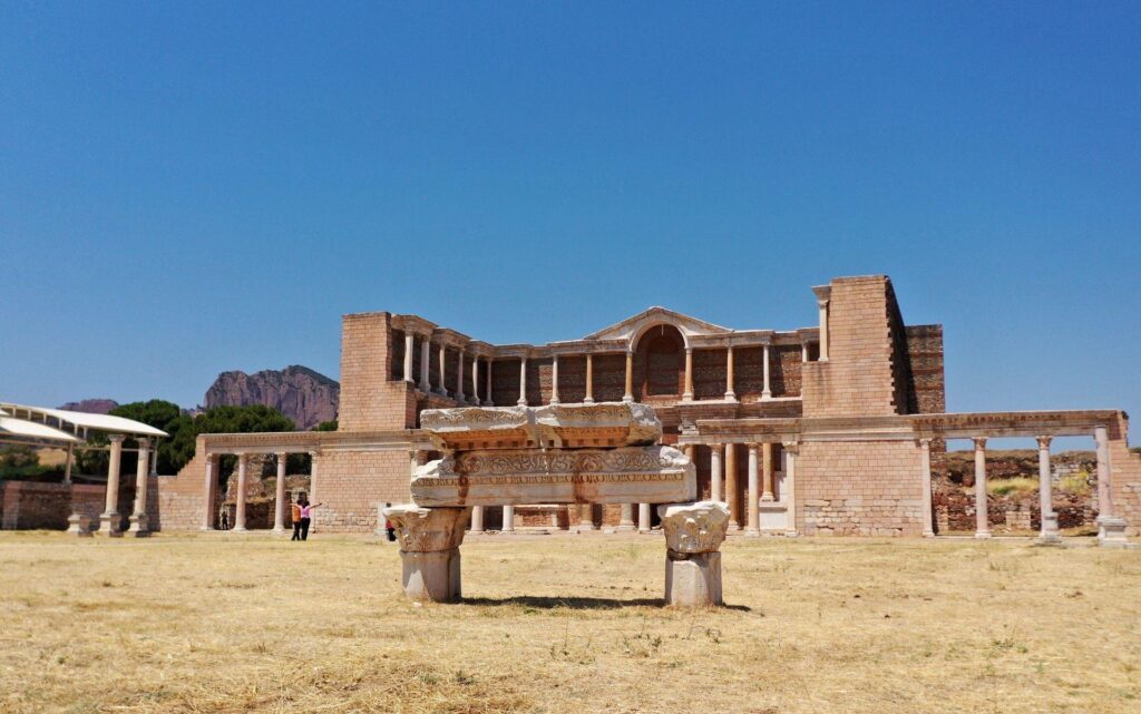 Sardes’in Zengin Tarihinde Bir Yolculuk: Tümülüslerden Üstün Kültürel Değerler