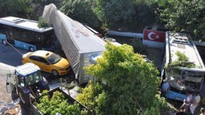 Sarpınar Köprüsü’nde Uçan TIR ve Çoklu Çarpışma: Can Kaybı ve Yaralılar