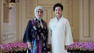 Şi Çin ve Dostluk Vurgusu: Emine Erdoğan’ın Yanında Lider Eşleriyle Samimi Görüşmeler