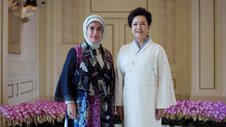 Şi Çin ve Dostluk Vurgusu: Emine Erdoğan’ın Yanında Lider Eşleriyle Samimi Görüşmeler