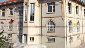 Sultan Selim Lisesi Duvarlarına Yazılan Semboller ve Korkutma Nedeniyle Yakalanan Üç Çocuk