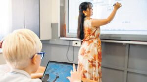 TahtApp ile Az Gören Öğrencilerin Sınıf İçindeki İzlenimini Güçlendirmek: Genişleyen Ağ ve Farkındalık Seminerleri