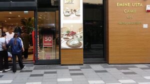 Trabzon’un Tek Cami—Mağaza İçindeki Asansörle Ulaşım ve Cuma Yoğunluğu