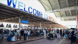 Türkiye’nin Yaz Dönemi Havalimanı Yolcu Trendi: Antalya Zirvede