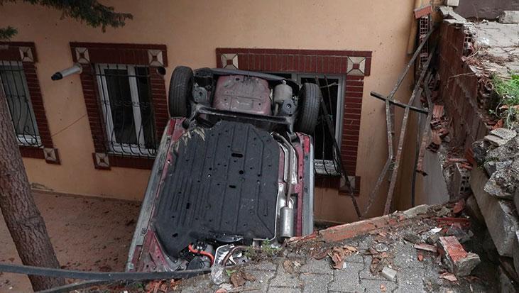 Ataşehir’de Park Edilmek İsteyen Otomobil Kontrolden Çıkıp Bahçeye Uçtu
