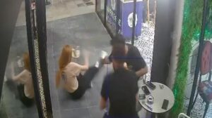 Cam Kapıya Çarpan Çalışanın Anı: Güvenlik Kameralarında Anlar ve Kahkaha Dolu Sonuç